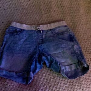 I’m selling these very nice jean shorts